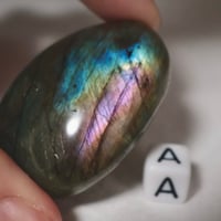 ［タンブル］握り石　グレード分け目視検品済み　ハイクォリティパープル　ラブラドライト