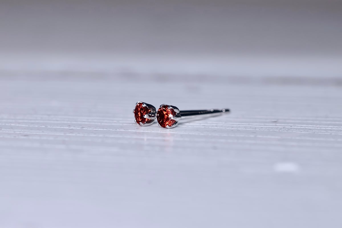 Pt900ガーネットピアス　新品未使用品 ピアス］工房応援企画 PT900 ガーネット ピアス | pundarika