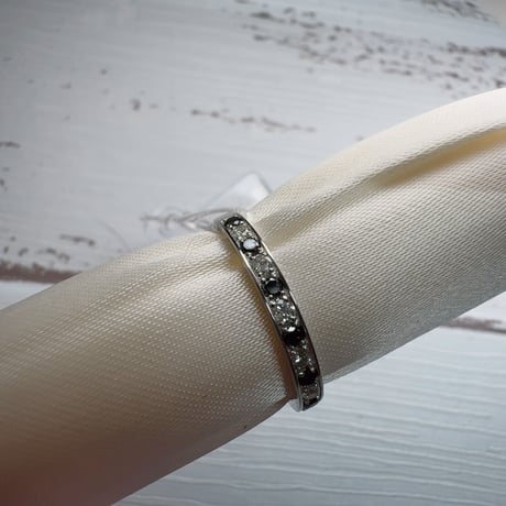［リング］PT950 ブラック&ホワイトダイヤモンド ハーフエタニティ 0.11ct×0.12ct【受注生産】【工房応援】