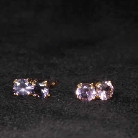 ［ピアス］K18イエローゴールド　スピネル3mm0.2ct　ブルーベリーカラー・ライラックカラー