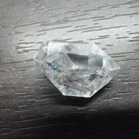 ［原石］高透明度 虹入り強 “キークリスタル”特徴 黒色内包 NY産 ハーキマーダイヤモンド原石 6.05ct