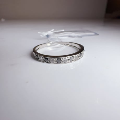 ［リング］PT950 ブラック&ホワイトダイヤモンド ハーフエタニティ 0.11ct×0.12ct【受注生産】【工房応援】
