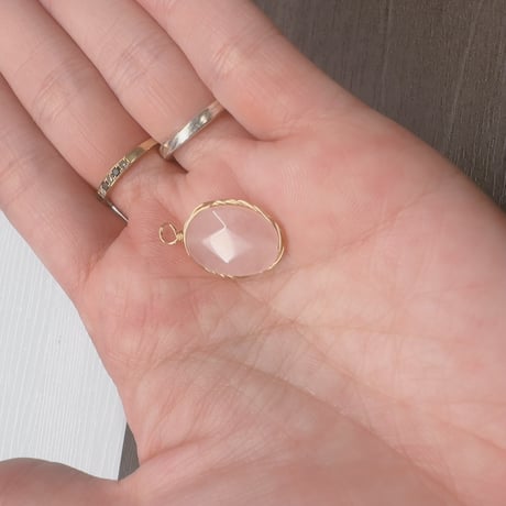 【ペンダント】愛を結ぶ優美な石 柔らかなカットが放つピンクの光で愛と癒しを育む​​​​​​​​​​​​​​​​ k18gp ローズクォーツペンダント