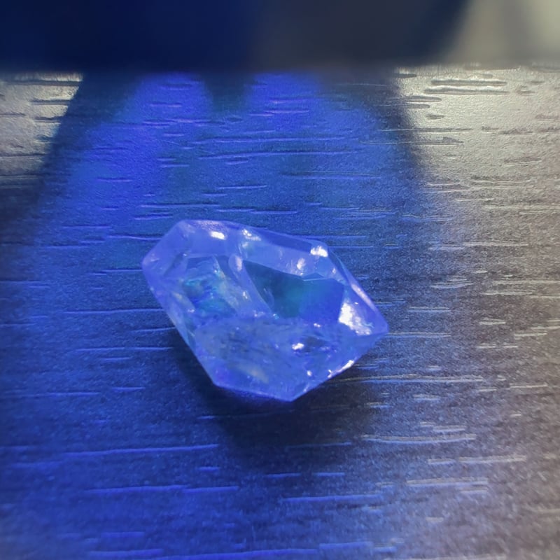 原石］高透明度 虹入り強 “キークリスタル”特徴 黒色内包 NY産