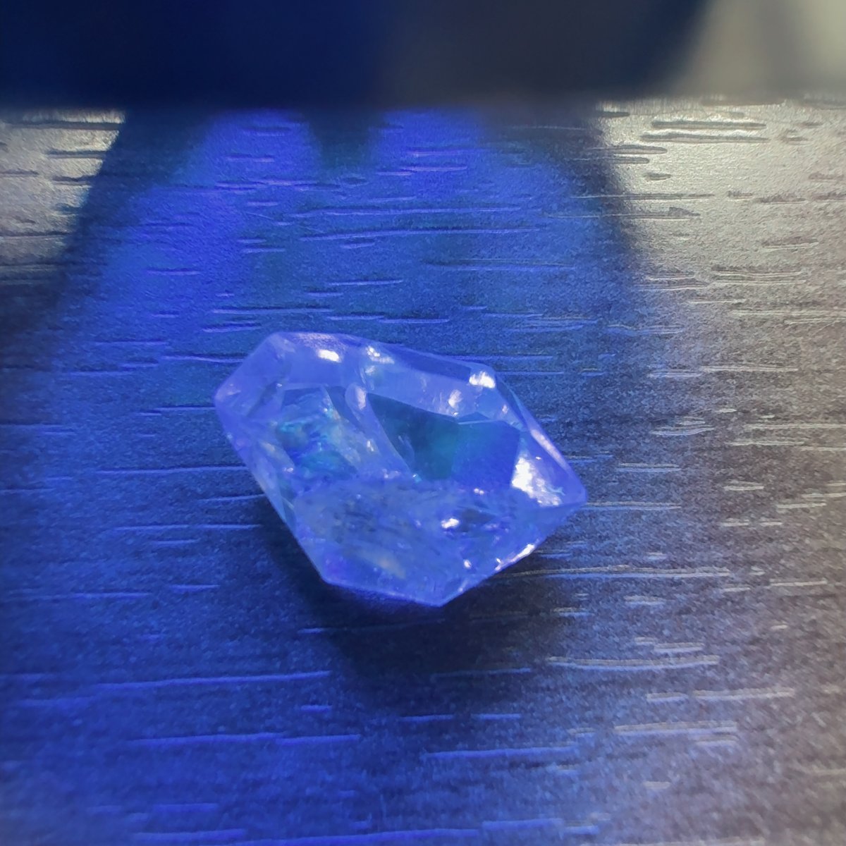 原石］高透明度 虹入り強 “キークリスタル”特徴 黒色内包 NY産
