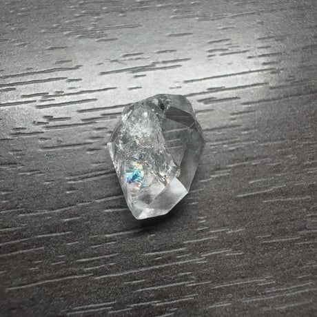 ［原石］高透明度 虹入り強 “キークリスタル”特徴 黒色内包 NY産 ハーキマーダイヤモンド原石 6.05ct