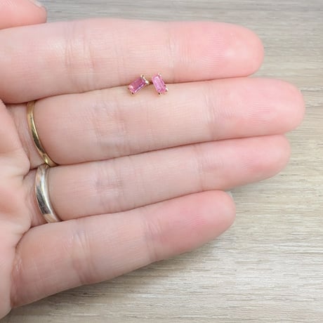 ［ピアス］K18YG ルビー 0.3ct 2×4バケット