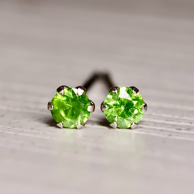 デマントイドガーネット♦︎ピアス♦︎K18 K18金 プラチナ デマントイドガーネット ボディピアス・軟骨