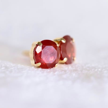 ［ピアス］K18イエローゴールド　大粒1ct ファイアーオパール（赤系）　6mm