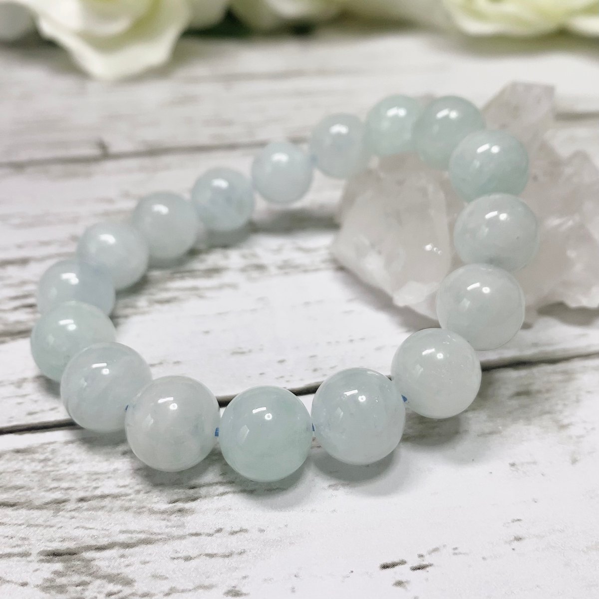 緑の海の癒しの石 心を落ち着かせ、自己表現と成長を導く宝石