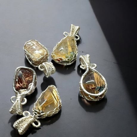 ルチルワイヤーペンダントトップ　シルバーカラー　23~30mm