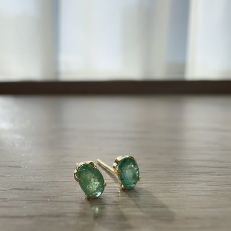 ［ピアス］K18YG エメラルド 0.4ct オーバル3×5