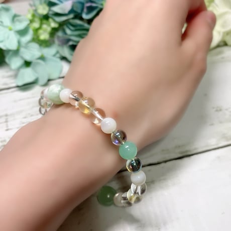 地球とのつながりを深め安定と癒しをもたらすグリーンマイカとクリソプレーズのブレスレット