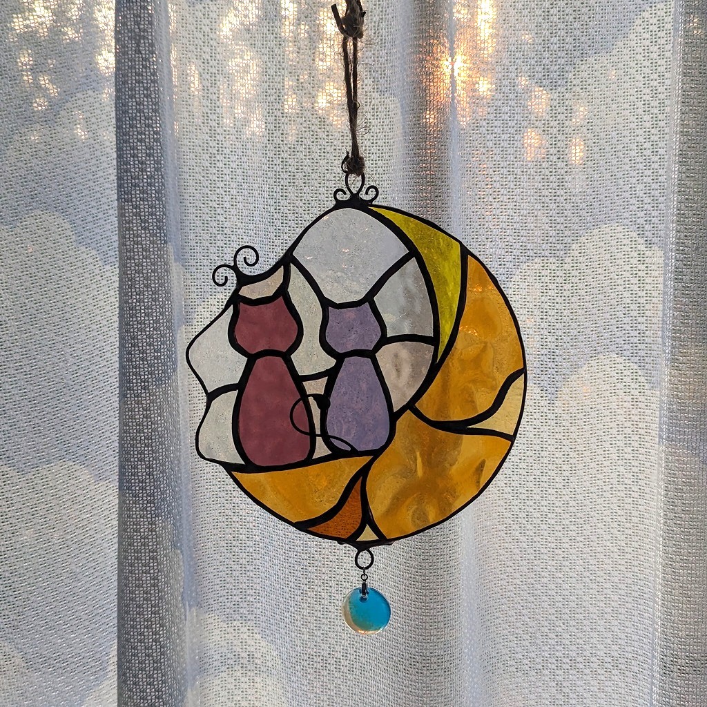 サンキャッチャー♡ハンドメイド「ピンクのステンドグラス♡ネコฅ•ω•ฅ 