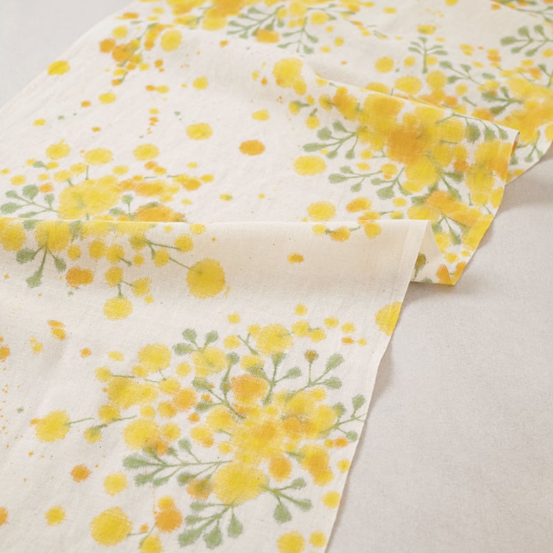 美品1980年代作 真作（一点もの）木製額装◆安藤岬「黄色のストール」パステル画 美品1980年代作 真作（一点もの）木製額装◇安藤岬「黄色のストール