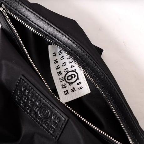 エムエムシックス メゾンマルジェラ MM6 MAISON MARGIELA ニューメリックバーティカルクロスボディバッグ ナイロン ブラック