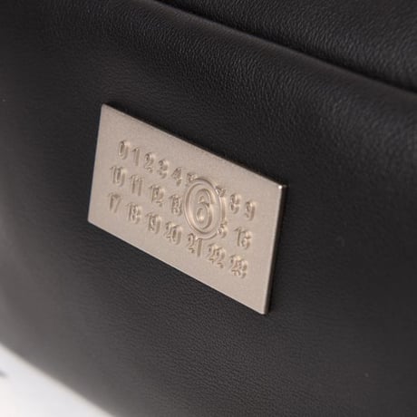 エムエムシックス メゾンマルジェラ MM6 MAISON MARGIELA ニューメリッククロスボディバッグ カーフスキン ブラック