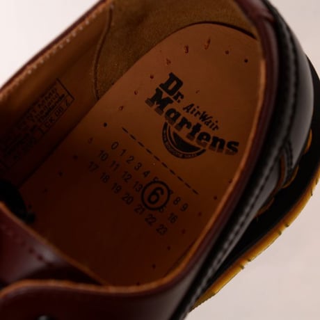 エムエムシックス メゾンマルジェラ MM6 MAISON MARGIELA レディース ドクターマーチン3ホールシューズ 牛革 ブラックチェリーレッド