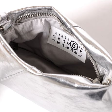 エムエムシックス メゾンマルジェラ MM6 MAISON MARGIELA ジャパニーズフォルデッドショルダーバッグ 牛革 シルバー 正規取扱
