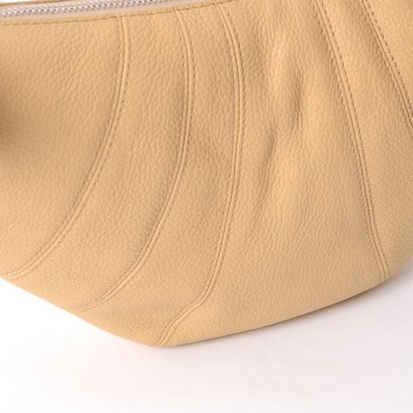 ルメール LEMAIRE スモールクロワッサンバッグ 牛革 シーシェルベージュ