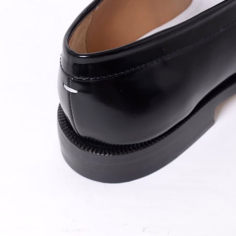 メゾン マルジェラ Maison Margiela Tabiローファーシューズ エナメル ブラック