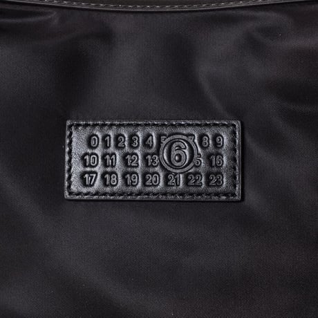 エムエムシックス メゾンマルジェラ MM6 MAISON MARGIELA ニューメリックバーティカルクロスボディバッグ ナイロン ブラック