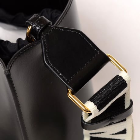 マルニ Marni North/South Museo ミニトートバッグ スムースレザー ブラック