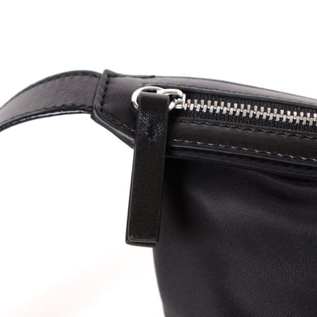 エムエムシックス メゾンマルジェラ MM6 MAISON MARGIELA ニューメリックバーティカルクロスボディバッグ ナイロン ブラック