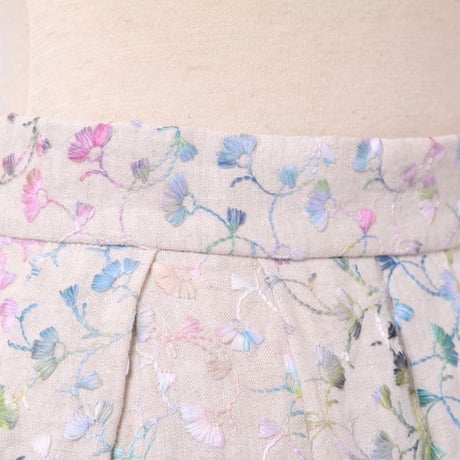 テン ten. 刺繍入りタックスカート リネン ベージュマルチ