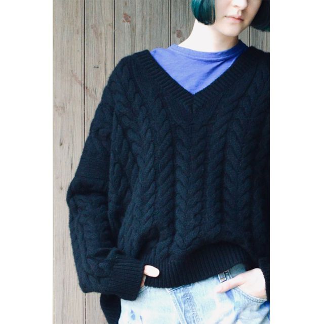 クイーンアンドベル queene and belle Vネックアラン編みセーター