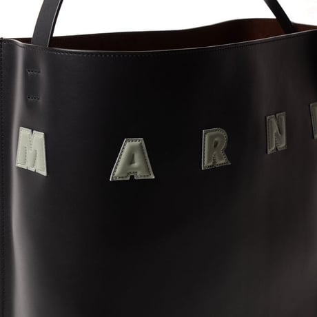 マルニ Marni Museoミディアムホーボーバッグ スムースカーフスキン ブラック