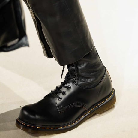 エムエムシックス メゾンマルジェラ MM6 MAISON MARGIELA レディース ドクターマーチンブーツ 牛革 ブラック