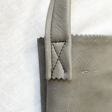 ちょっとタテ長のぎざぎざショルダー gray