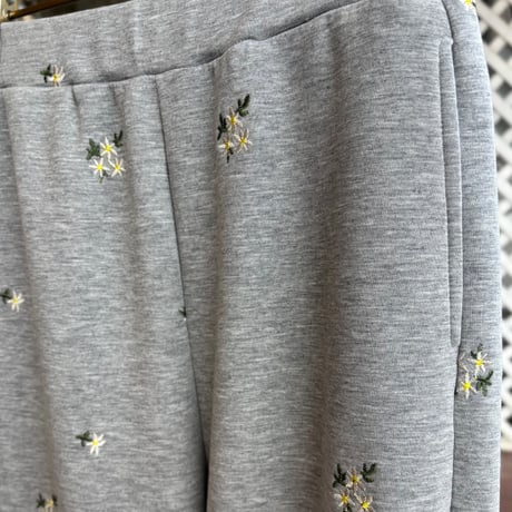フラワー刺繍ボンディングパンツ
