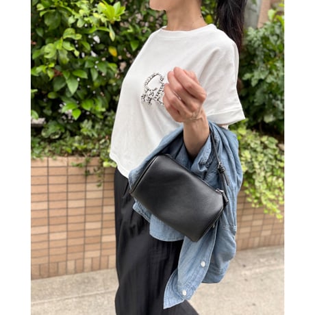 パールビジューロゴショート丈Tシャツ