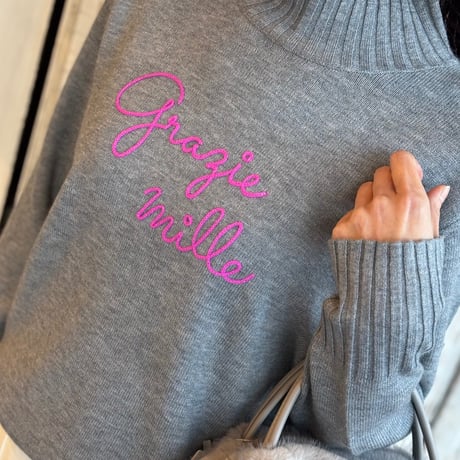 ロゴ刺繍ハイネックニット