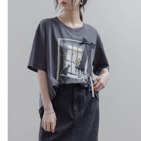 モノクロアートプリントリボンモチーフTシャツ