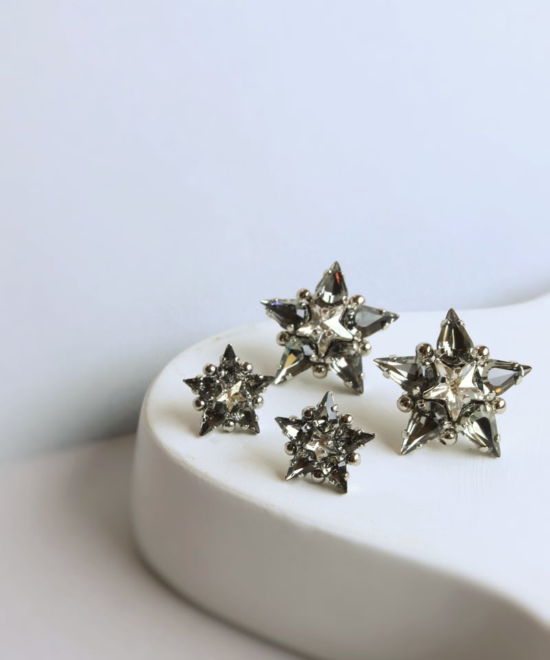 ꫛꫀꪝ✧‧˚黒白レジン♡SWAROVSKI かゆく 一点物