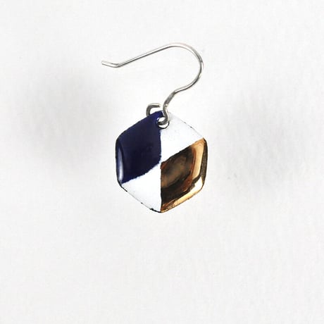 六角ダイヤピアス　ブルー
