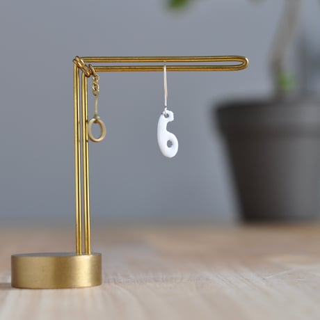 数字ピアス 6 白【短】