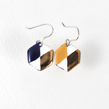 六角ダイヤピアス　ブルー