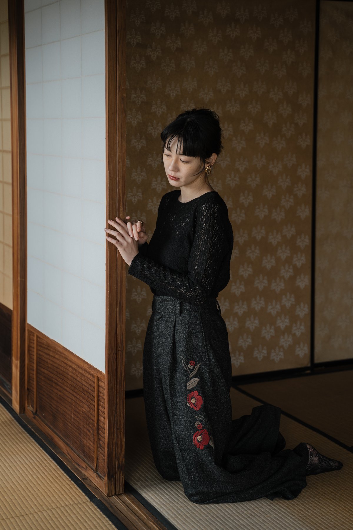 花を着るワイドパンツ【赤椿】 | iCONOLOGY