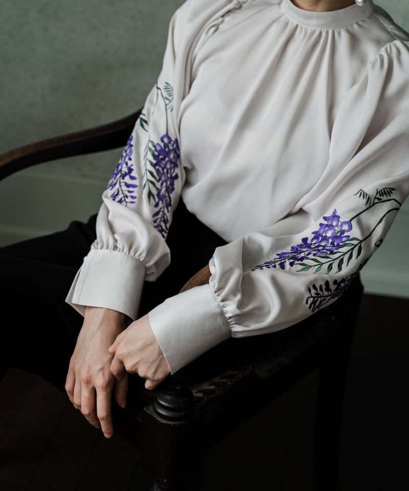 iCONOLOGY イコノロジー アイリス 刺繍 ブラウス iconology イコノロジー アイリス刺繍 花を着るブラウス