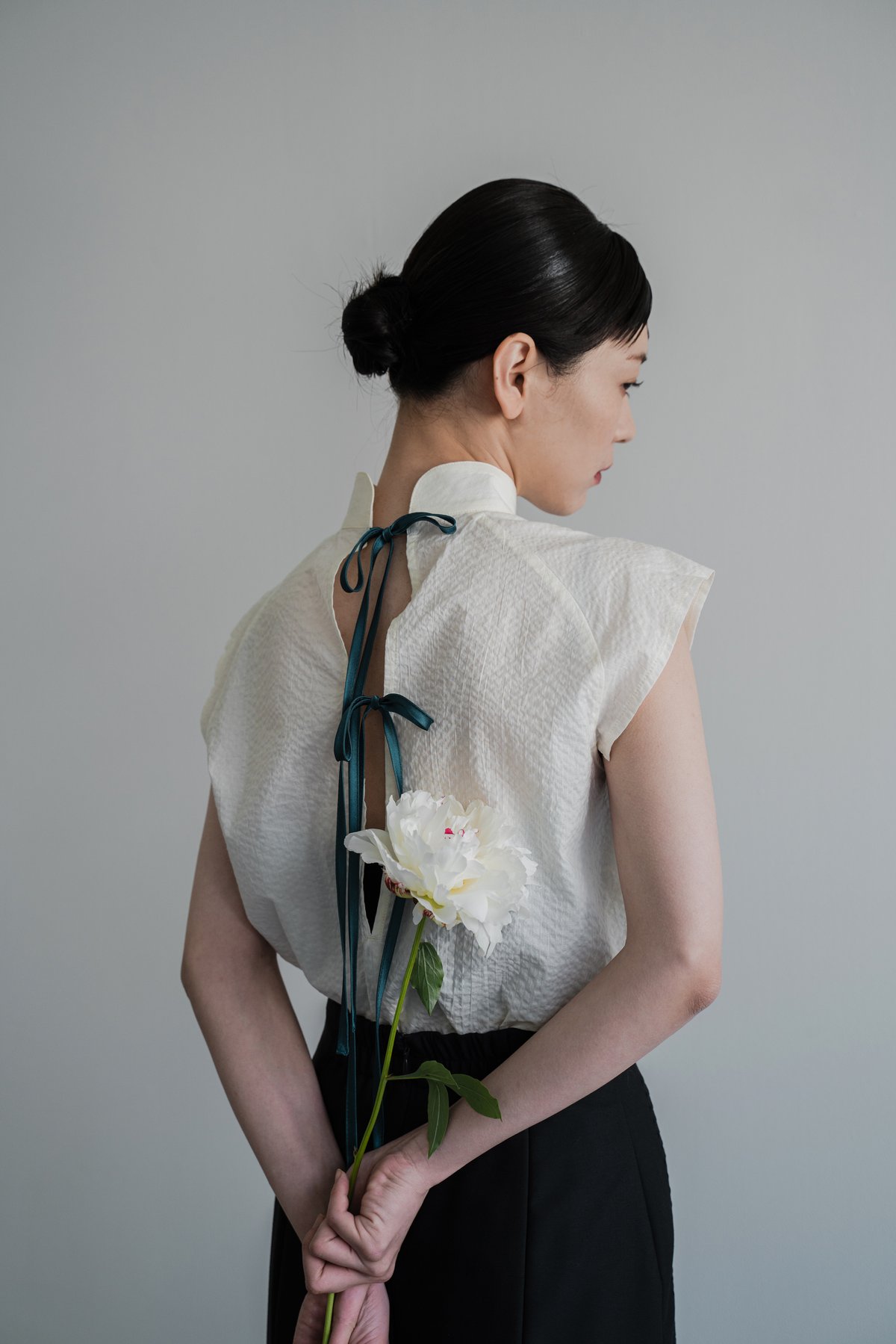 花を着るブラウス#01【芍薬】-ivory- | iCONOLOGY 花を着るブラウス#01【芍薬】-ivory- | iCONOLOGY