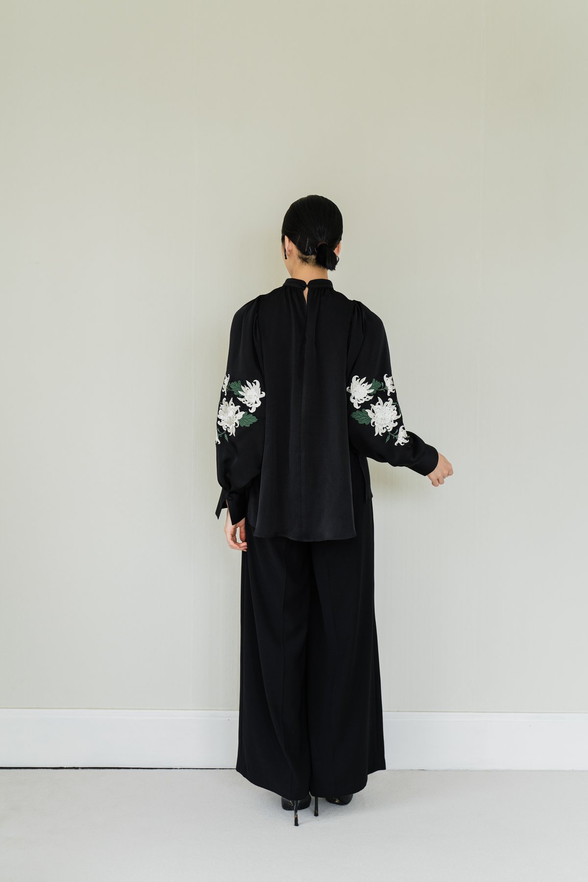 花を着るブラウス#05【菊】 -black- | iCONOLOGY