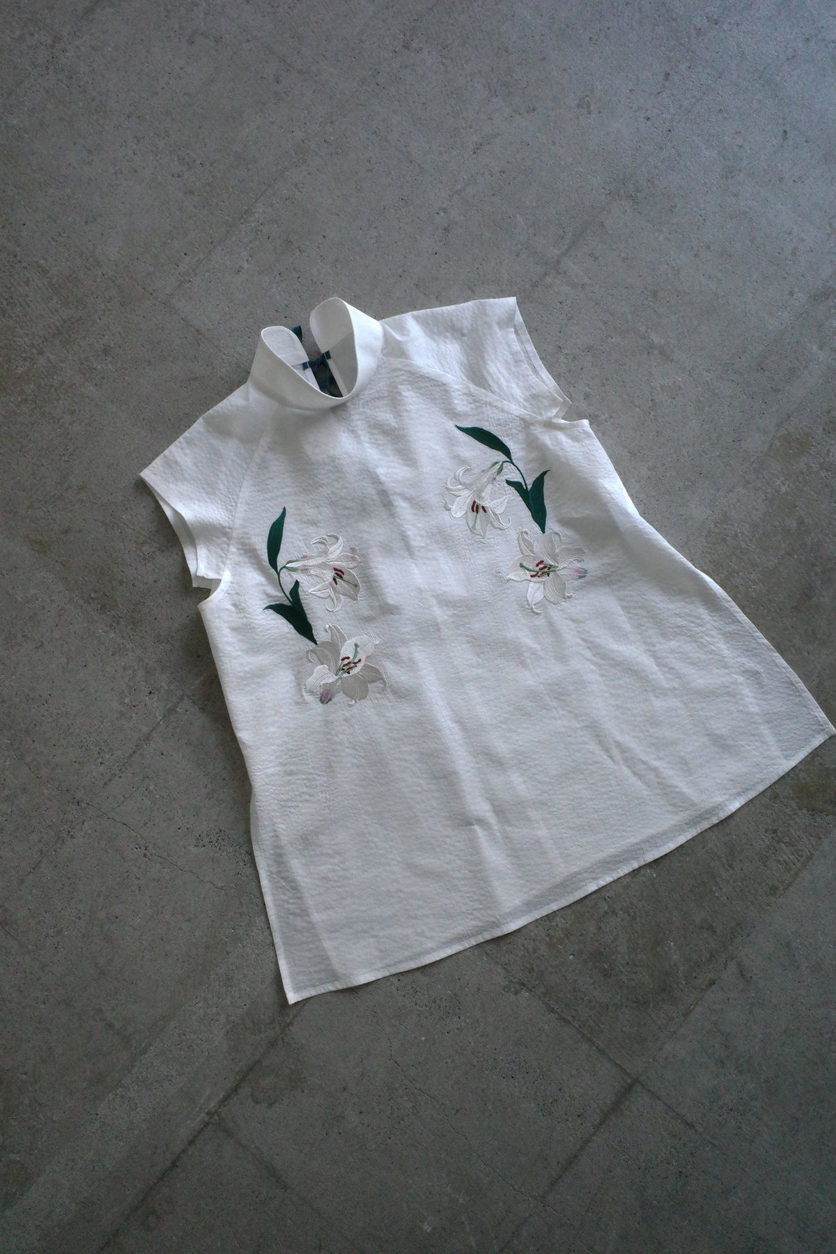 iconology花を着るブラウス 白木蓮 ボタン緩みありイコノロジー刺繍 花を着るセットアップ 〈ブラウス〉【白木蓮】 | iCONOLOGY