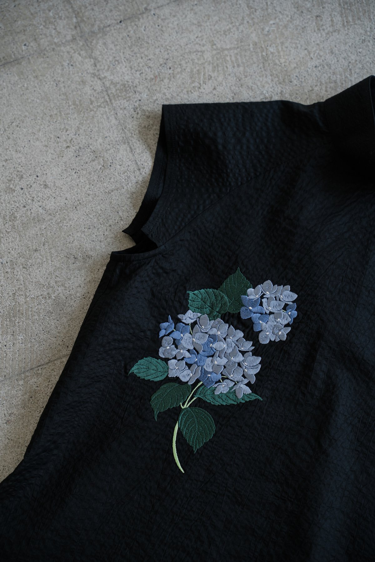 花を着るブラウス#01【紫陽花】-black- | iCONOLOGY 花を着るブラウス#01【紫陽花】-black- | iCONOLOGY