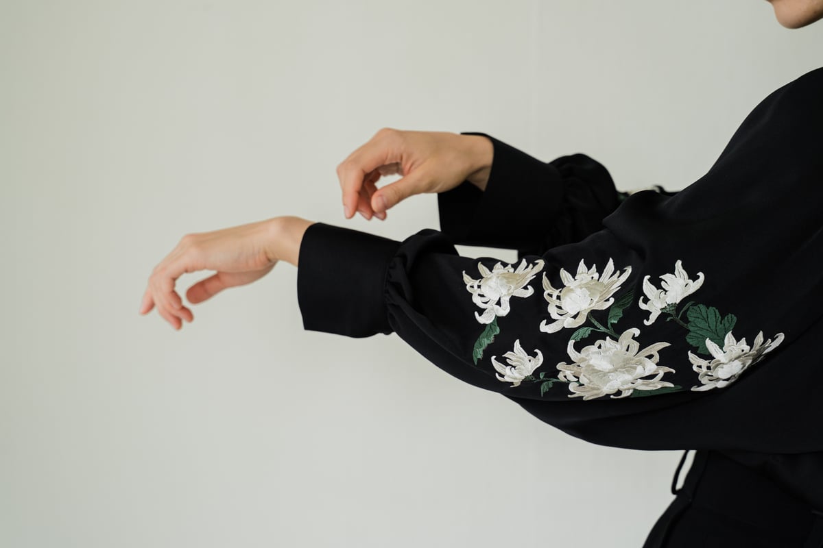 花を着るブラウス#05【菊】 -black- | iCONOLOGY