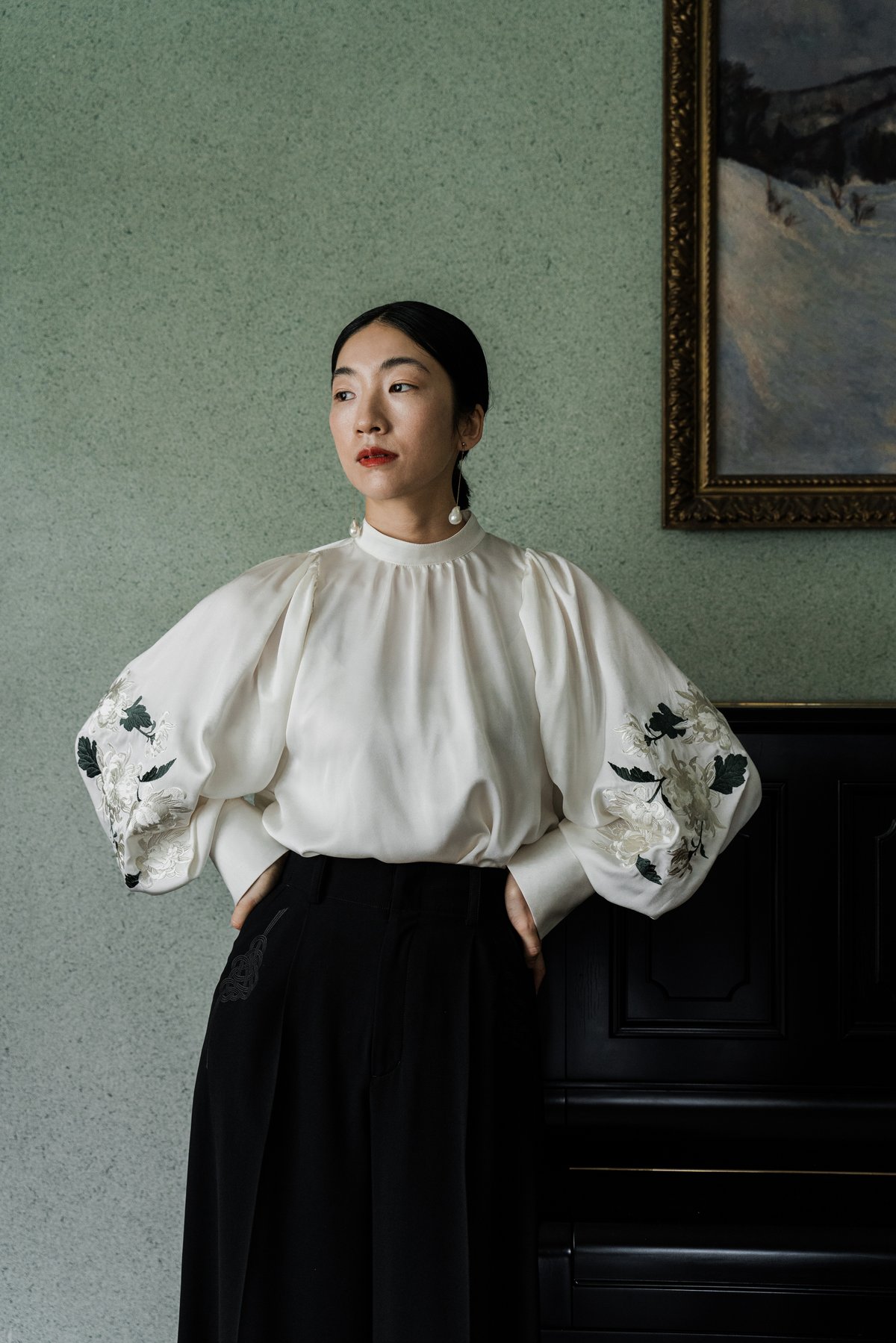 【iCONOLOGY】花を着るブラウス【松】-ivory- fit=scale-down,w=1200