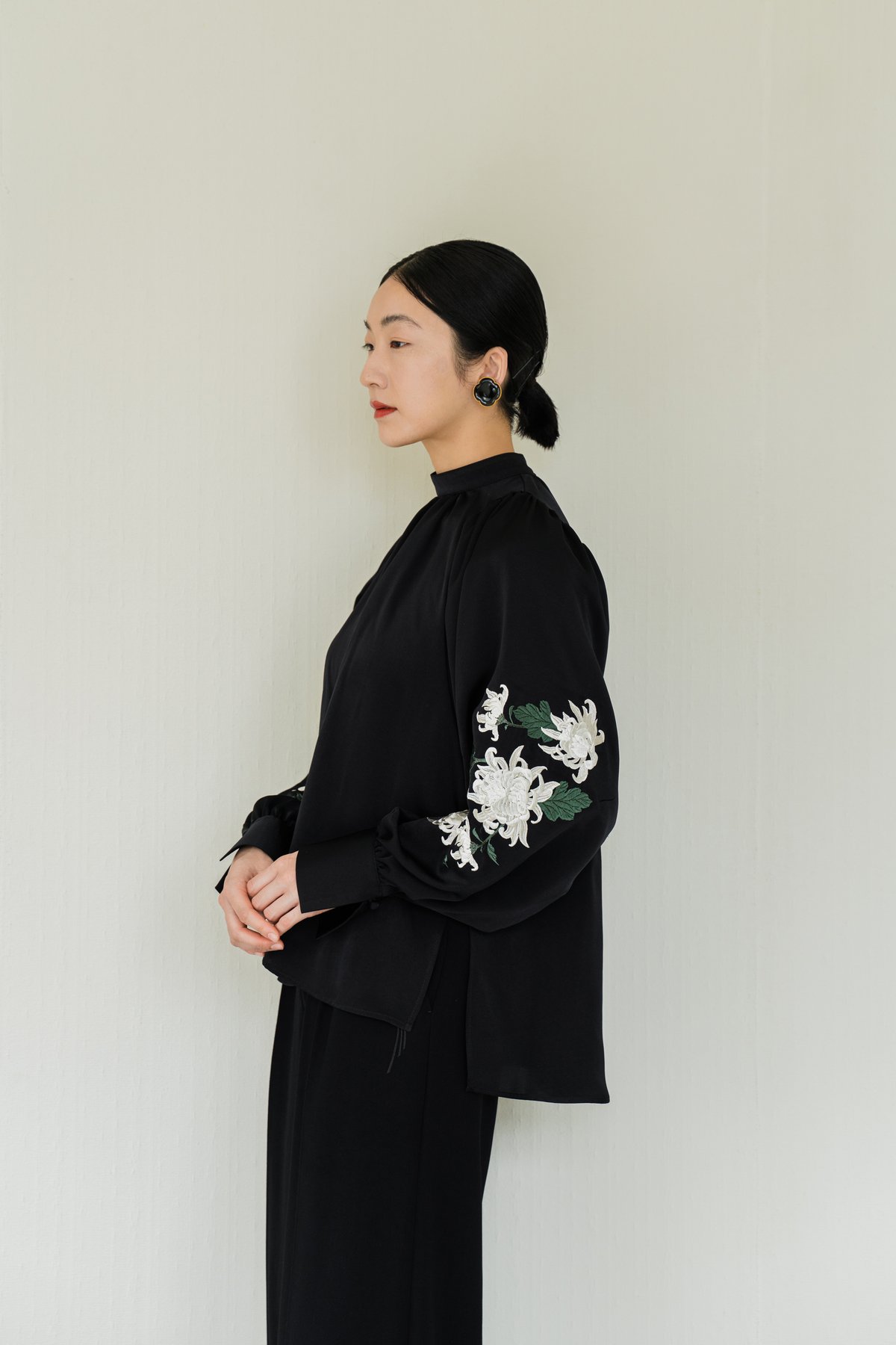 花を着るブラウス#05【菊】 -black- | iCONOLOGY